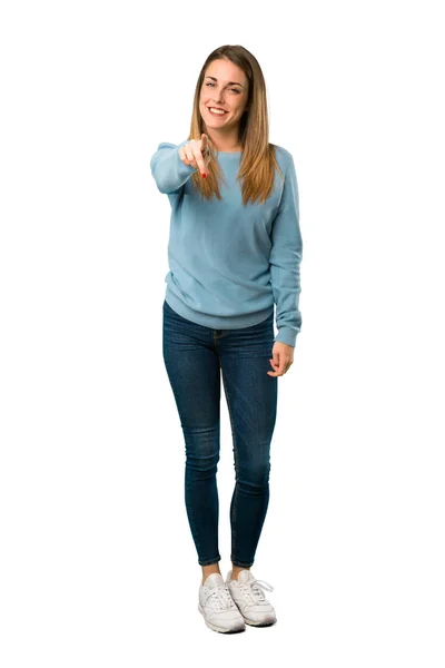 Ganzkörper Blondine Mit Blauem Hemd Zeigt Mit Selbstbewusstem Gesichtsausdruck Auf — Stockfoto