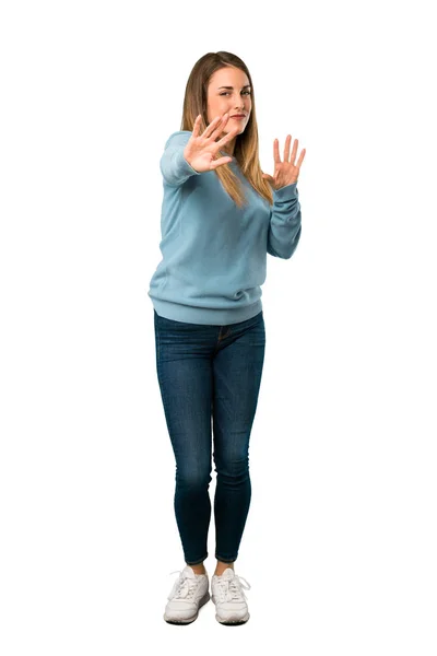 Corpo Inteiro Mulher Loira Com Camisa Azul Pouco Nervoso Assustado — Fotografia de Stock