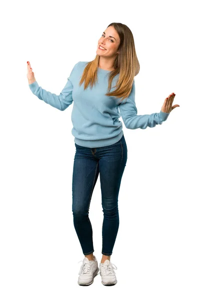 Volledige Lichaam Van Blonde Vrouw Met Blauwe Shirt Trots Zelfingenomen — Stockfoto