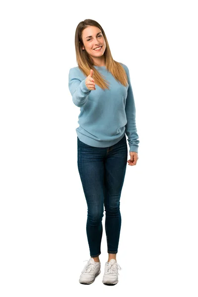 Corpo Inteiro Mulher Loira Com Camisa Azul Apertando Mãos Para — Fotografia de Stock