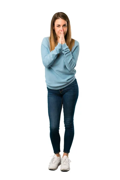 Corpo Inteiro Mulher Loira Com Camisa Azul Mantém Palma Mão — Fotografia de Stock