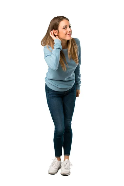 Corpo Inteiro Mulher Loira Com Camisa Azul Ouvindo Algo Colocando — Fotografia de Stock