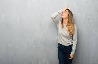 Dokulu duvar genç kadın bir şeyin farkına vardım ve çözüm isteyen vardır