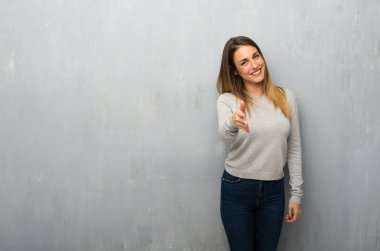 İyi bir anlaşma kapanış tokalaşırken dokulu duvar genç kadın