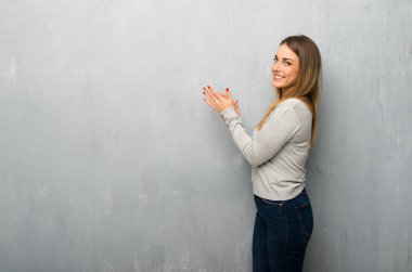 Bir konferansta sunum sonrası dokulu duvar alkış üzerinde genç kadın