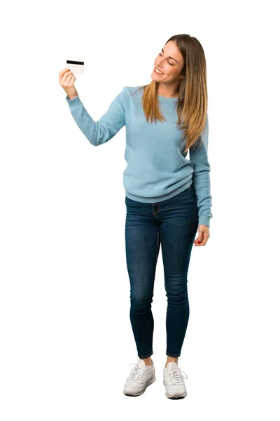 Ganzkörper Einer Blonden Frau Mit Blauem Hemd Die Eine Kreditkarte — Stockfoto