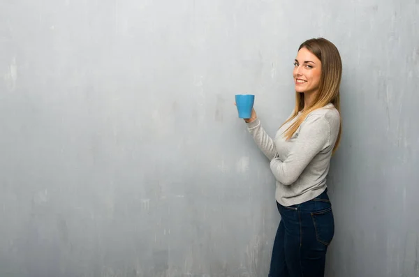 Mujer Joven Pared Texturizada Sosteniendo Una Taza Café Caliente —  Fotos de Stock