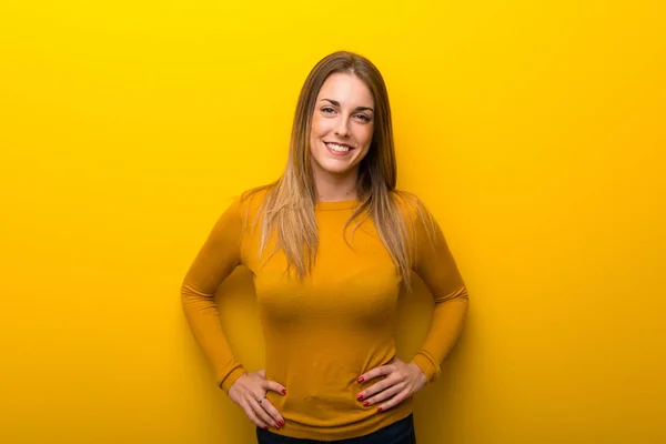 Young Woman Yellow Background Posing Arms Hip Laughing Looking Front — Stock Photo, Image