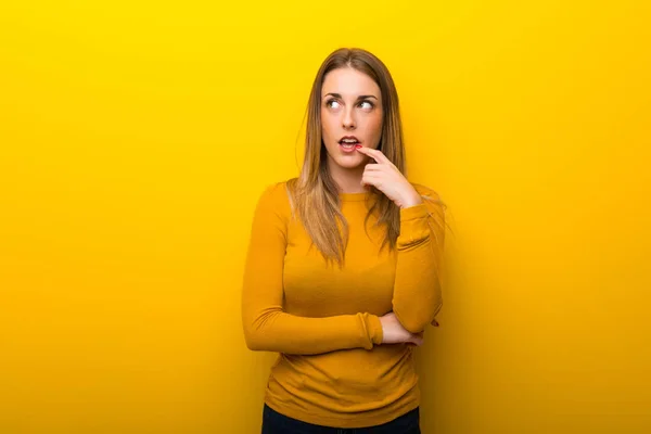 Jovem Mulher Fundo Amarelo Com Dúvidas Olhar Para Cima — Fotografia de Stock