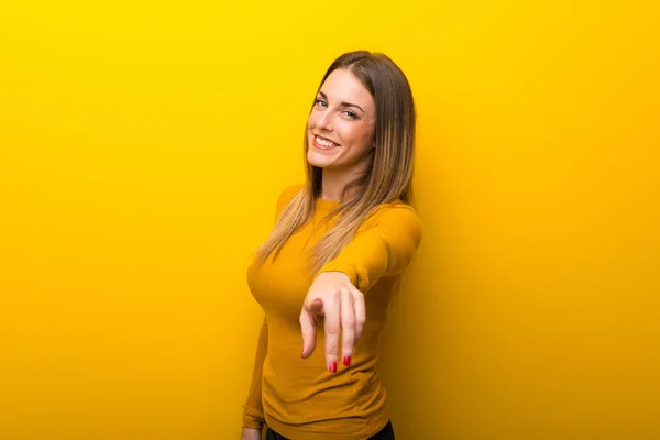 Mujer Joven Sobre Fondo Amarillo Señala Con Dedo Usted Con —  Fotos de Stock