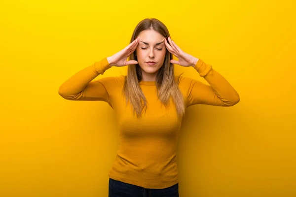 Young Woman Yellow Background Unhappy Frustrated Something — Stock Photo, Image