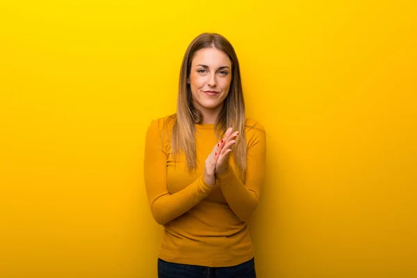 Mujer Joven Sobre Fondo Amarillo Aplaudiendo Después Presentación Una Conferencia —  Fotos de Stock