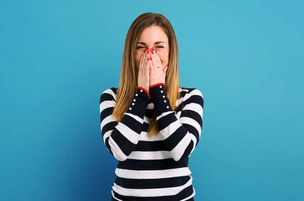 Blondes Junges Mädchen Lacht Auf Blauem Hintergrund — Stockfoto