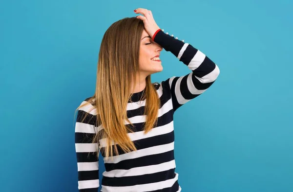 Blondes Junges Mädchen Das Die Lösung Auf Blauem Hintergrund Realisieren — Stockfoto