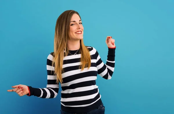 Rubia Youn Chica Escuchando Música Bailando Sobre Fondo Azul —  Fotos de Stock