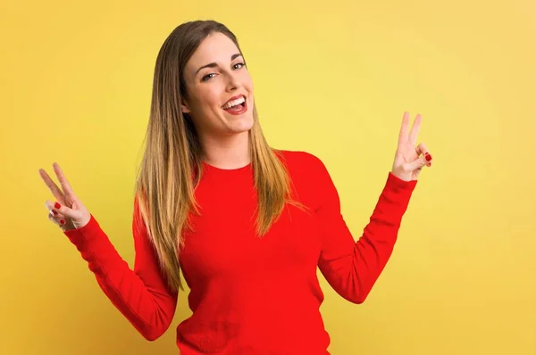 Mujer Rubia Joven Sonriendo Mostrando Signo Victoria Sobre Fondo Amarillo —  Fotos de Stock