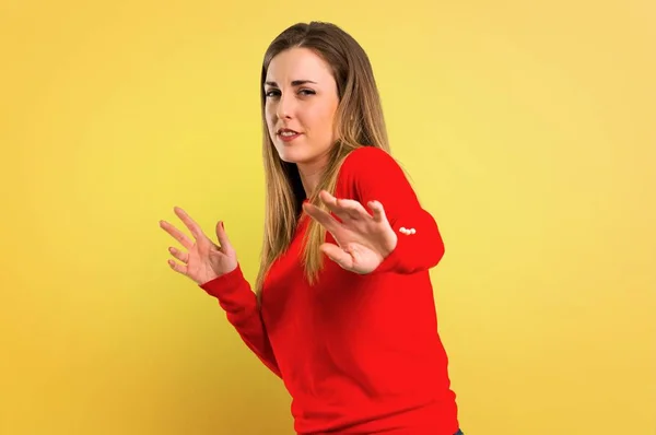 Giovane Donna Bionda Nervoso Spaventato Sfondo Giallo — Foto Stock