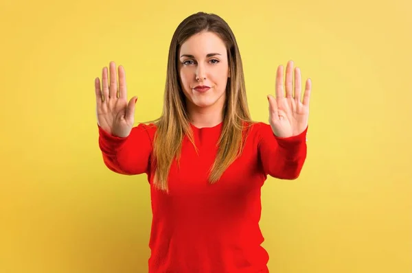 Jonge Blonde Vrouw Maken Stop Gebaar Met Haar Hand Gele — Stockfoto
