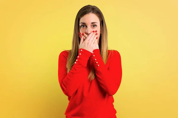 Jovem Loira Cobrindo Boca Com Mãos Fundo Amarelo — Fotografia de Stock