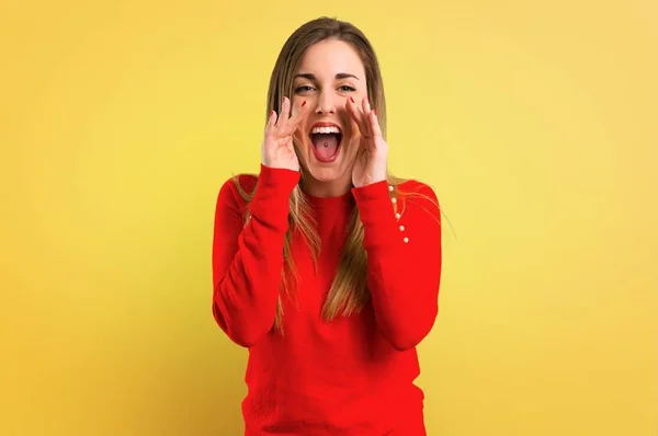 Jovem Loira Gritando Com Boca Bem Aberta Fundo Amarelo — Fotografia de Stock