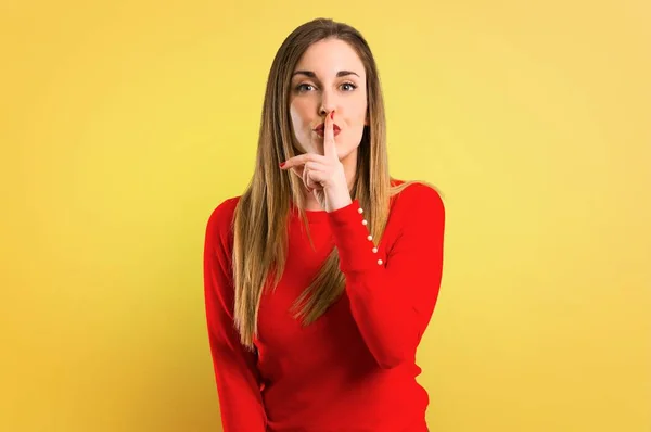 Jovem Loira Mostrando Sinal Fechamento Boca Gesto Silêncio Fundo Amarelo — Fotografia de Stock