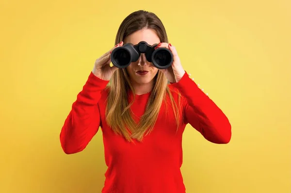 Young Blonde Woman Binoculars Yellow Background — Stock Photo, Image