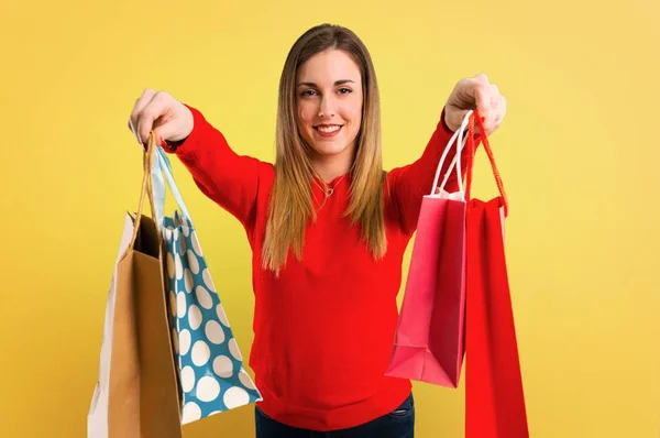 Mujer Rubia Joven Feliz Con Bolsa Compras Sobre Fondo Amarillo — Foto de Stock