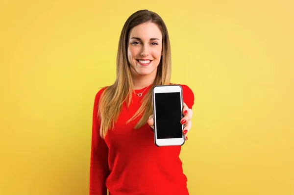 Glückliche Junge Blonde Frau Gespräch Mit Handy Auf Gelbem Hintergrund — Stockfoto