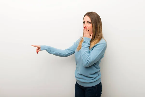 Mulher Loira Fundo Branco Isolado Apontando Dedo Para Lado Com — Fotografia de Stock