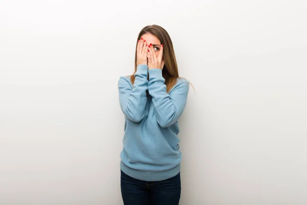 Donna Bionda Sfondo Bianco Isolato Che Copre Gli Occhi Dalle — Foto Stock