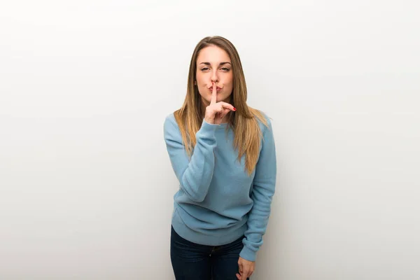 Blondýnka Izolované Bílém Pozadí Ukazuje Znamení Ticha Gesto Uvedení Prst — Stock fotografie