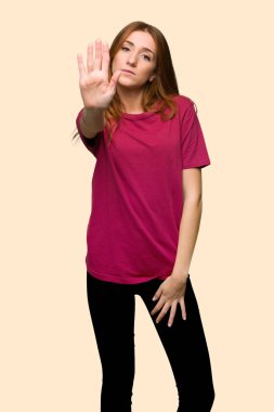 İzole sarı arka plan üzerinde yanlış düşünüyor bir durum inkar durdurmak jest yapma genç Kızıl saçlı kız