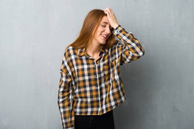 Genç Kızıl saçlı kız grunge duvarın üzerinden bir şeyin farkına vardım ve çözüm isteyen vardır