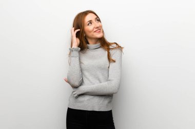 Kızıl saçlı kız beyaz duvar kafa çizilmemesi bir fikir düşünce üzerinde