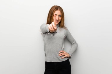 Kızıl saçlı kız üzerinde gösterilen ve bir parmak kaldırma beyaz duvar