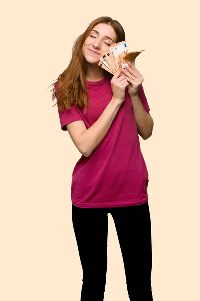 Fiatal Vöröshajú Lány Gazdaság Egy Plakát Beszúrás Egy Fogalom Elszigetelt — Stock Fotó