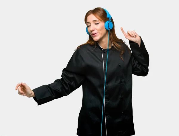 Mladá Zrzka Kuchaře Žena Poslouchá Hudbu Sluchátky Tančí Izolované Šedé — Stock fotografie