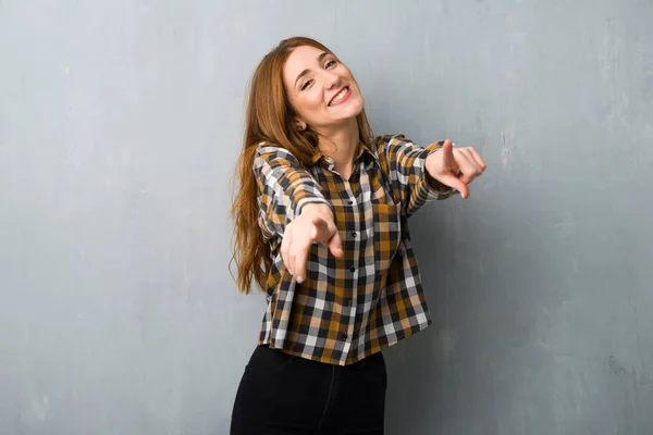 Jonge Roodharige Meisje Grunge Muur Points Vinger Bij Terwijl Het — Stockfoto