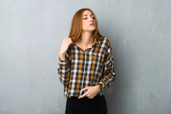 Menina Ruiva Jovem Sobre Parede Grunge Com Expressão Cansada Doente — Fotografia de Stock