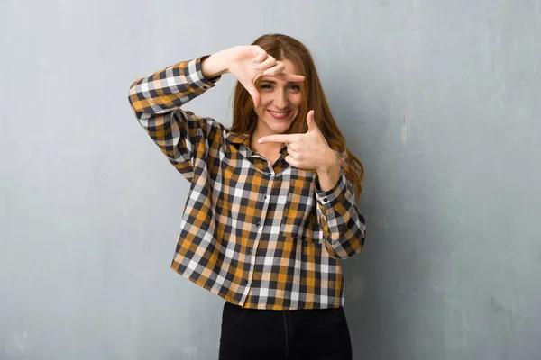 Giovane Rossa Ragazza Oltre Parete Grunge Messa Fuoco Viso Simbolo — Foto Stock