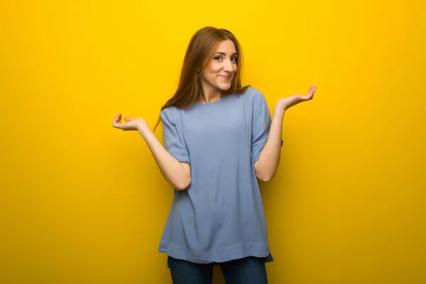 Chica Pelirroja Joven Sobre Fondo Amarillo Pared Que Tiene Dudas — Foto de Stock