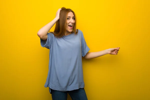 Joven Pelirroja Sobre Fondo Amarillo Pared Apuntando Con Dedo Hacia —  Fotos de Stock