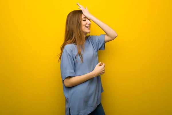 Jeune Fille Rousse Sur Fond Mur Jaune Vient Réaliser Quelque — Photo