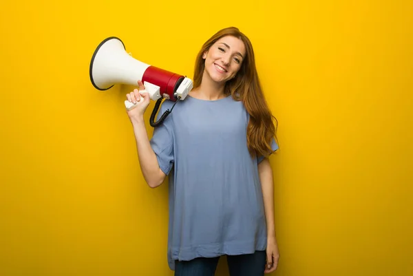 Chica Pelirroja Joven Sobre Fondo Amarillo Pared Sosteniendo Megáfono —  Fotos de Stock