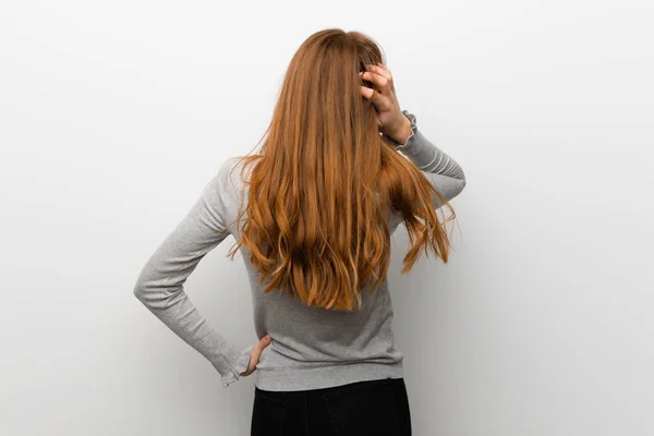 Menina Ruiva Sobre Parede Branca Posição Traseira Olhando Para Trás — Fotografia de Stock