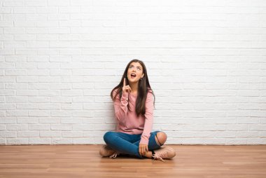 Parmak işaret bir fikir düşünce bir odada katta oturan genç kız