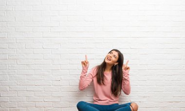 Harika bir fikir işaret parmağı ile işaret bir odada katta oturan genç kız