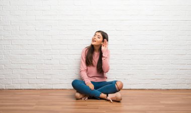 Bir odada bir şey kulak el koyarak dinleme katta oturan genç kız