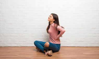 Bir çaba yapılmış olması için sırt ağrısı muzdarip bir odada katta oturan genç kız