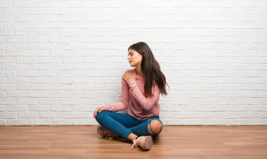 Bir çaba yapılmış olması için omuz ağrısı muzdarip bir odada katta oturan genç kız